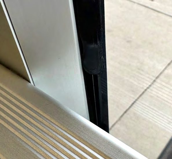 Attachment that stops and starts: Gap at the hardware.